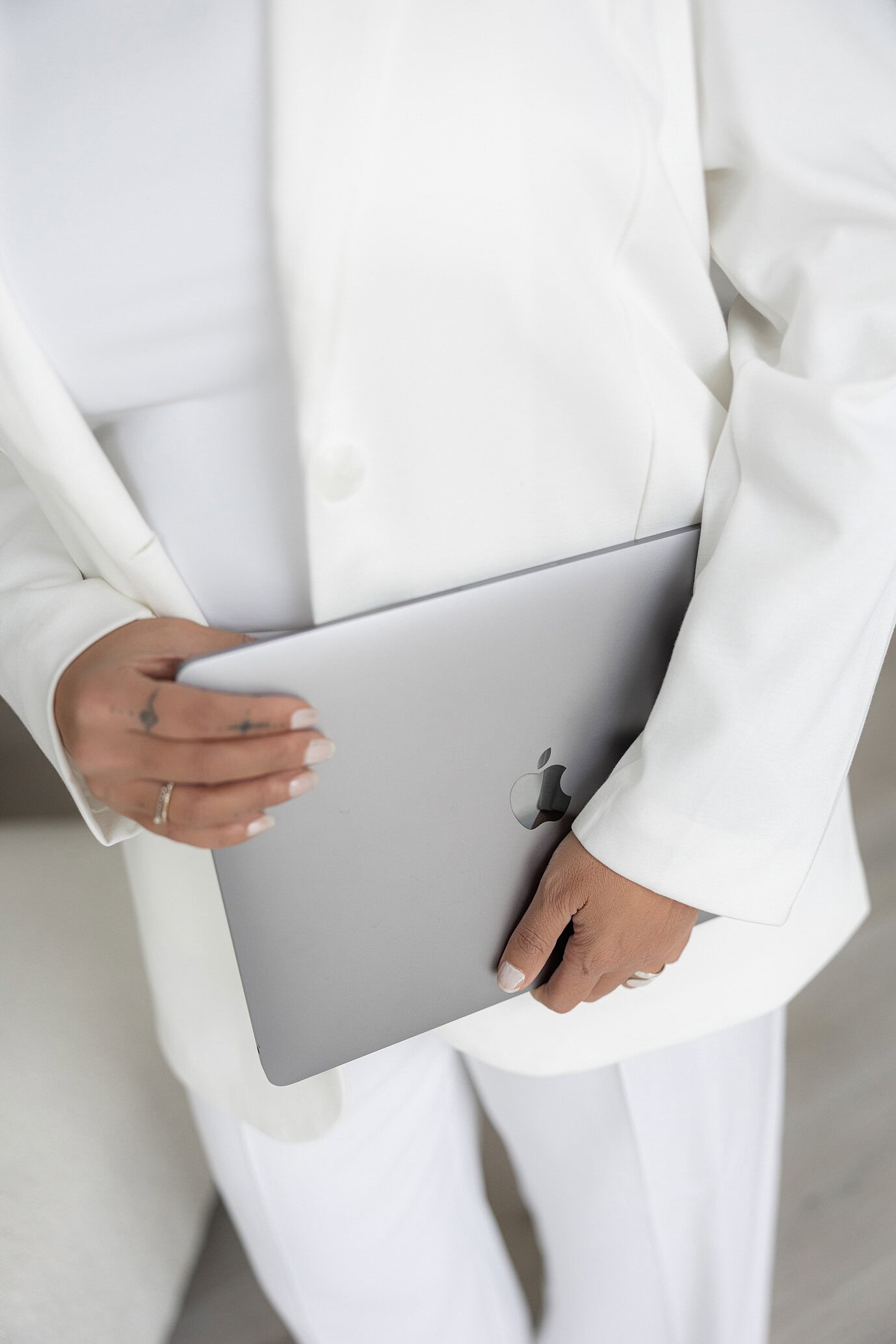 Nicole-Hafner-Fotografie-Katja-Fabry-051-Final Frau im weißem Business Outfit mit Laptop in der Hand