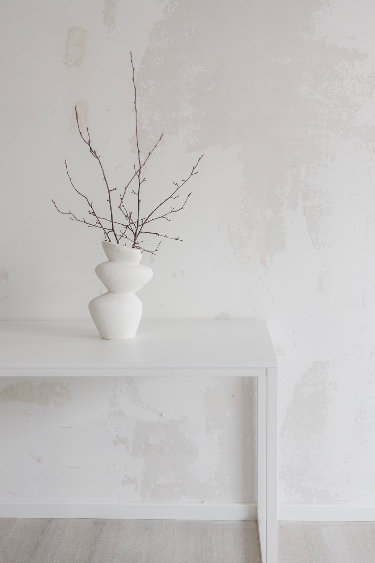 Weiße Vase vor vintage Wand. Im Branding Studio von Nicole Hafner Fotografie.