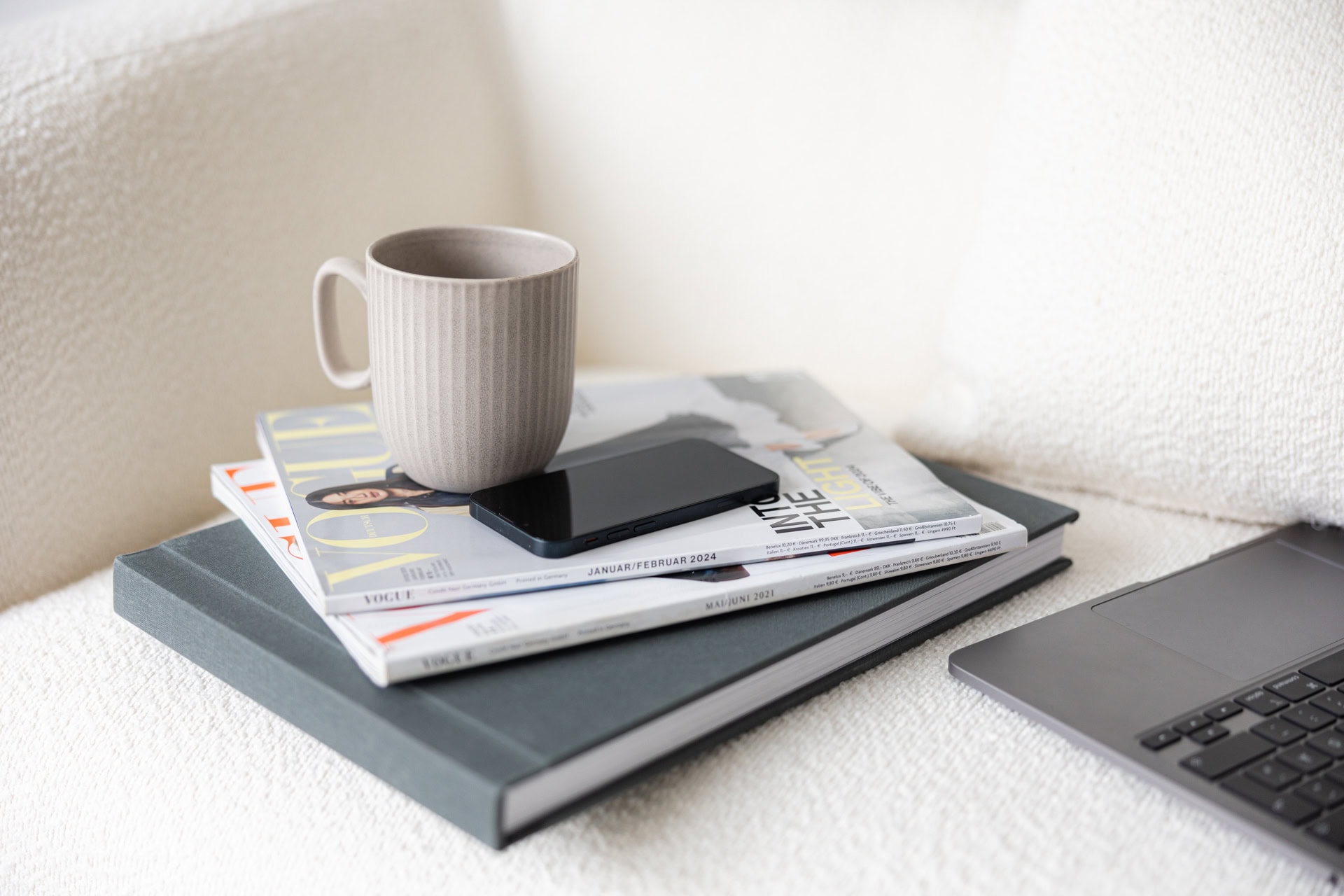 NicoleHafnerFotografie-Studio-056 Tasse und Zeitschriften auf der weißen Couch im Studio von Nicole Hafner Fotografie