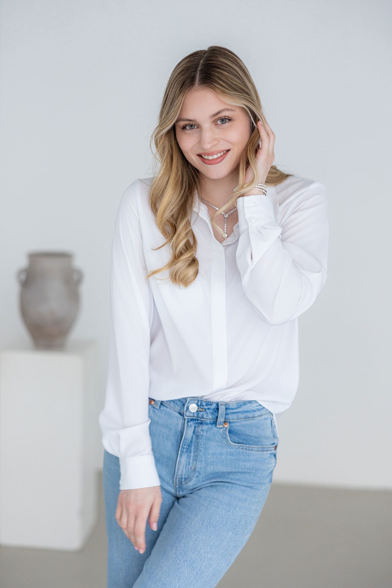 Cleanes, helles Shooting im Lounge Studio Berlin