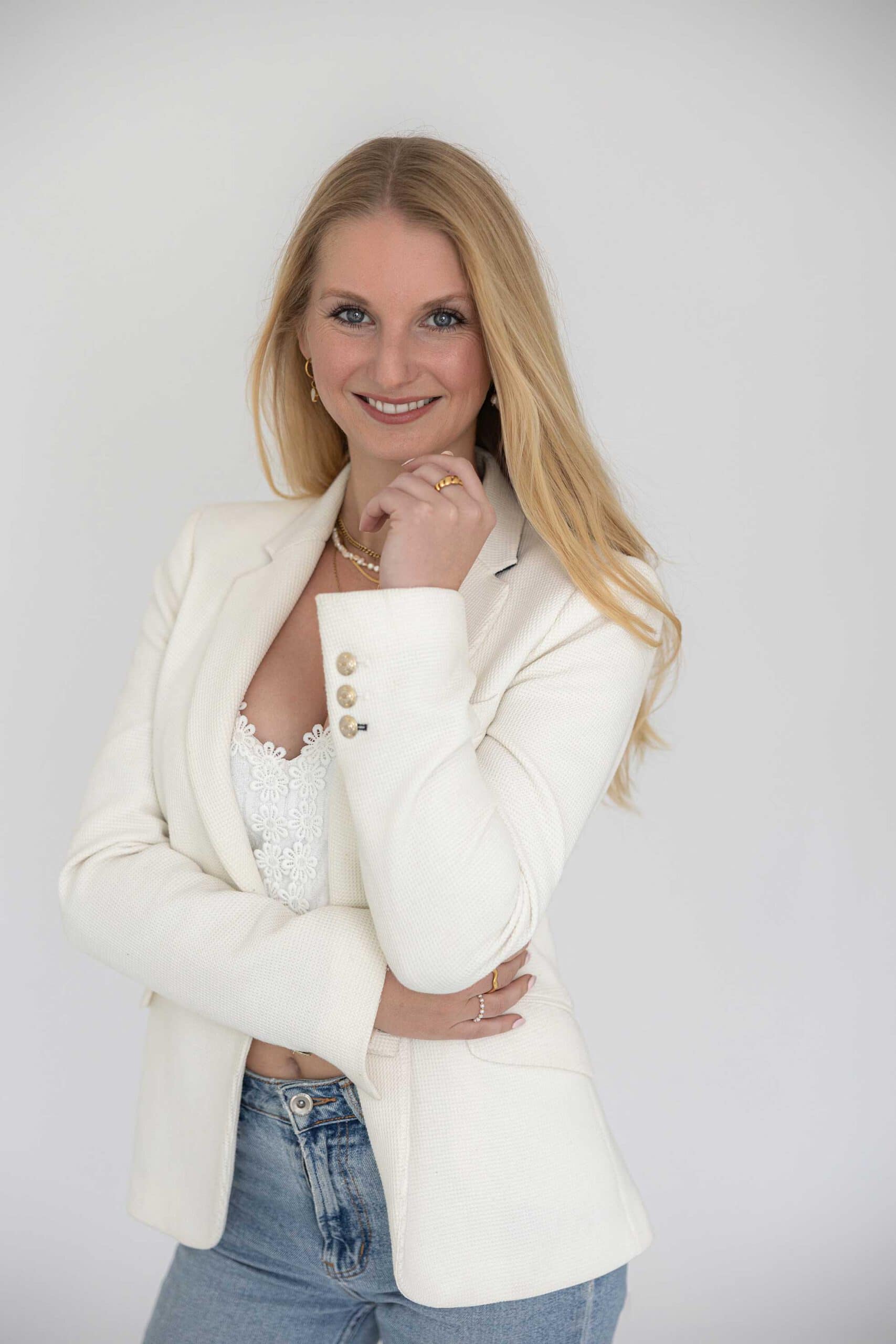 VILOU-038-Final_web Viktoria, Gründerin von VILOU, dem Schmuckunternehmen aus Heidelberg, bei mir im Studio für Personal Branding Fotos