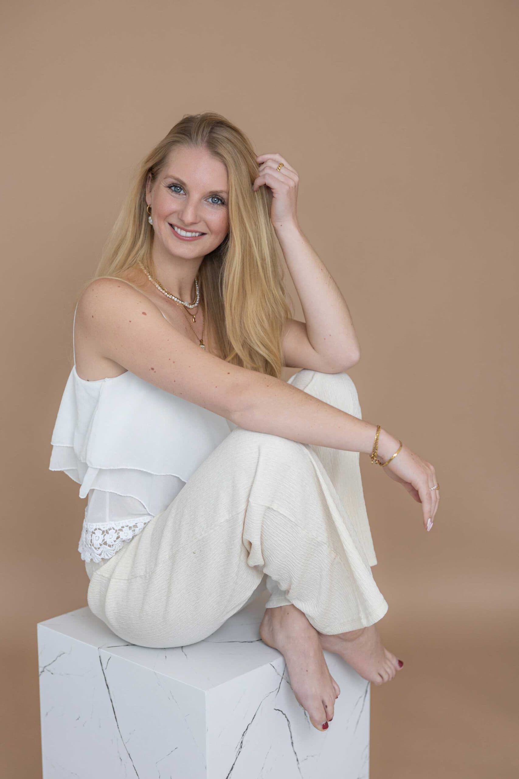 VILOU-221-Final-web Viktoria, Gründerin von VILOU, dem Schmuckunternehmen aus Heidelberg, bei mir im Studio für Personal Branding Fotos